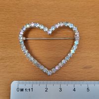 Anstecknadel Herz, mit Glitzersteinen silber / regenbogen