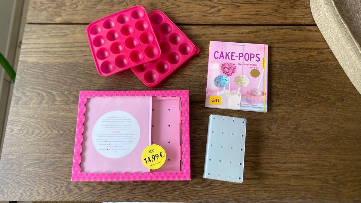 Teglie da forno: GU Cake Pop Set mit Backform Rezeptbuch Halterung Backen – Usato da Hochwald venduto da _biene_