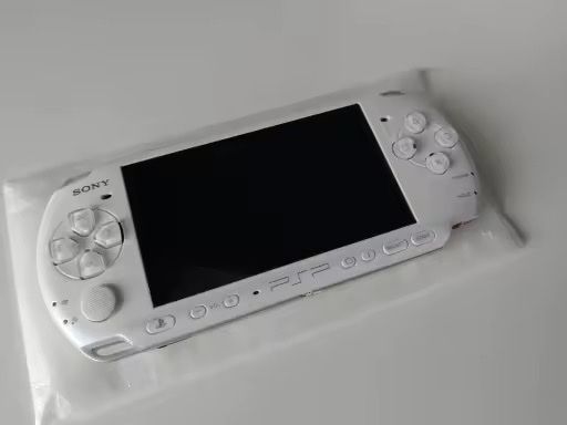 Sony Consoles: Sony PSP White, komplett NEU! – Neuf avec emballage d'origine à Bern par Bellsjingle