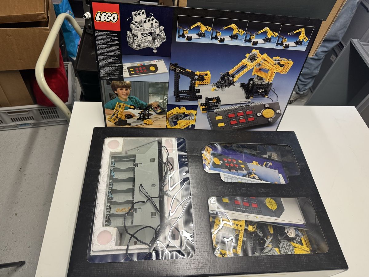 Lego Kit di costruzioni: Lego Technic Control Center 8094 – Usato da Luzern venduto da Txavi 1