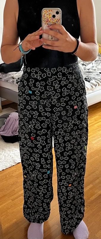 C&A Pantaloni: Pantalon léger avec des fleurs blanches et de couleurs – Usato da Bernex venduto da claraaaa4
