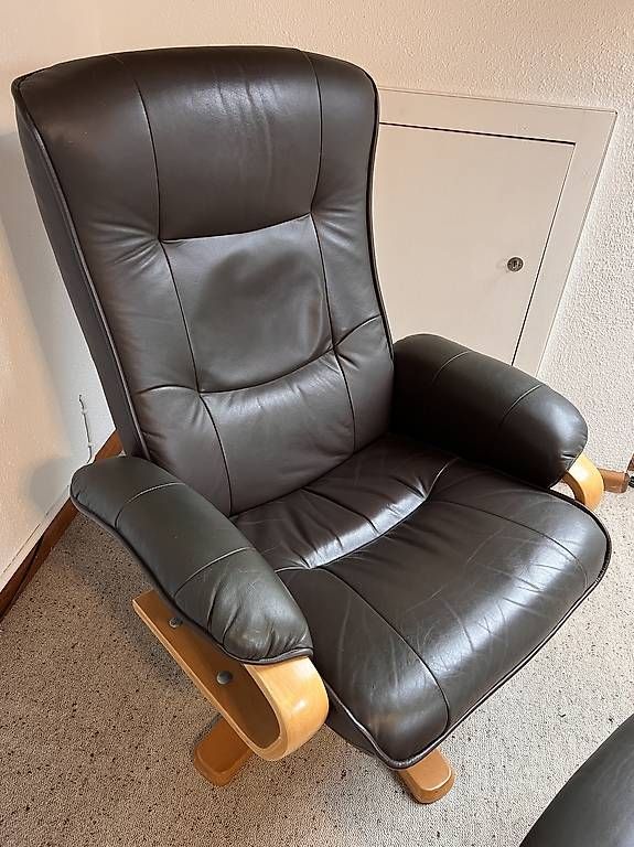 Poltrone: Relaxsessel Leder mit Fusshocker – Usato da Däniken SO venduto da Alposto 1