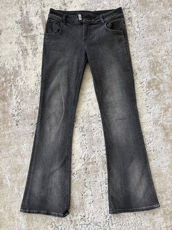 Grauschwarze Bootcut Jeans