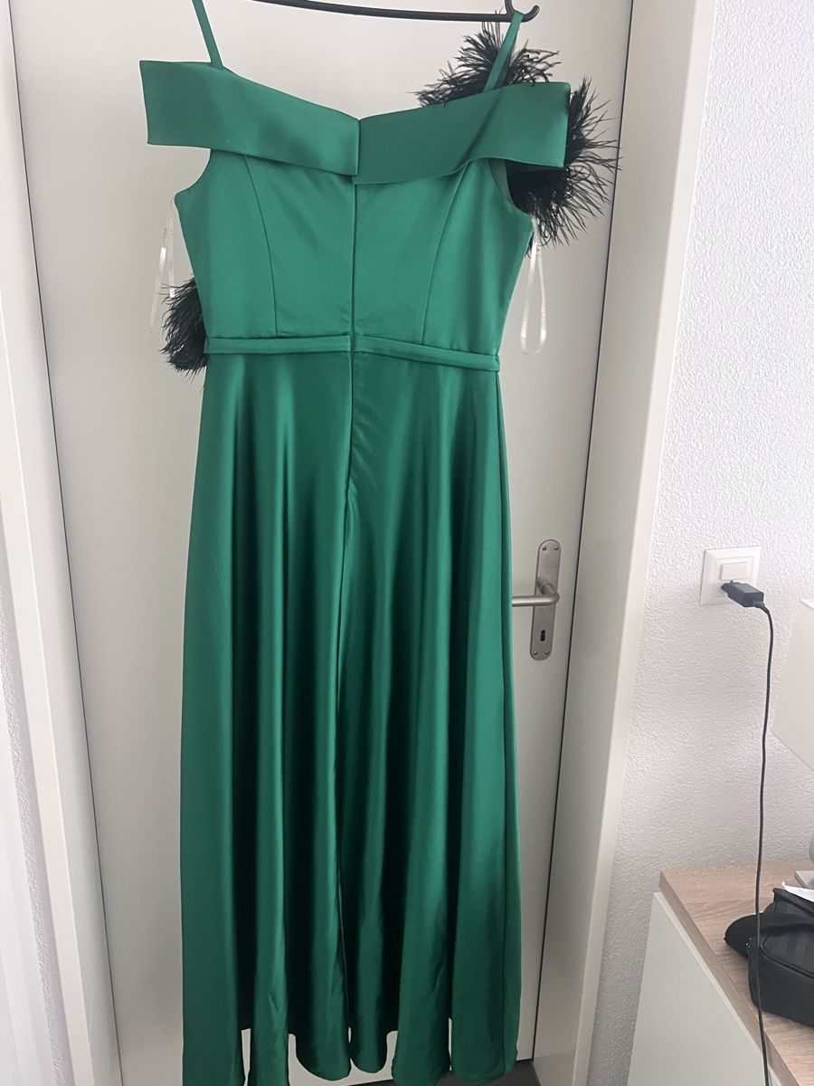 Kleider: Grünes Abendkleid mit Federn - Ein echter Hingucker! – Gebraucht aus Brüttisellen von nena91 2