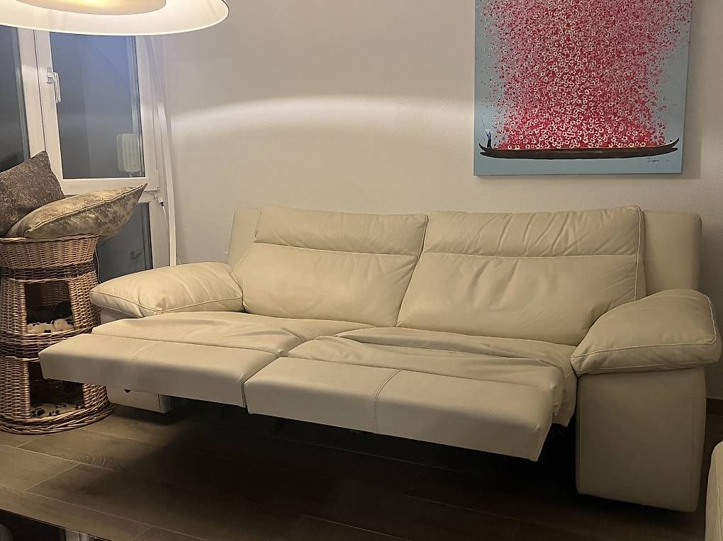 Divani: Sofa mit 2xfacher Relaxfunktion und Hocker – Usato da Horgen venduto da Diefenbaker 2