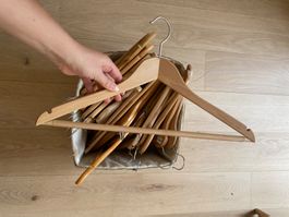 20x hochwertige Holzkleiderbügel – massiv, edel, Kleiderschr