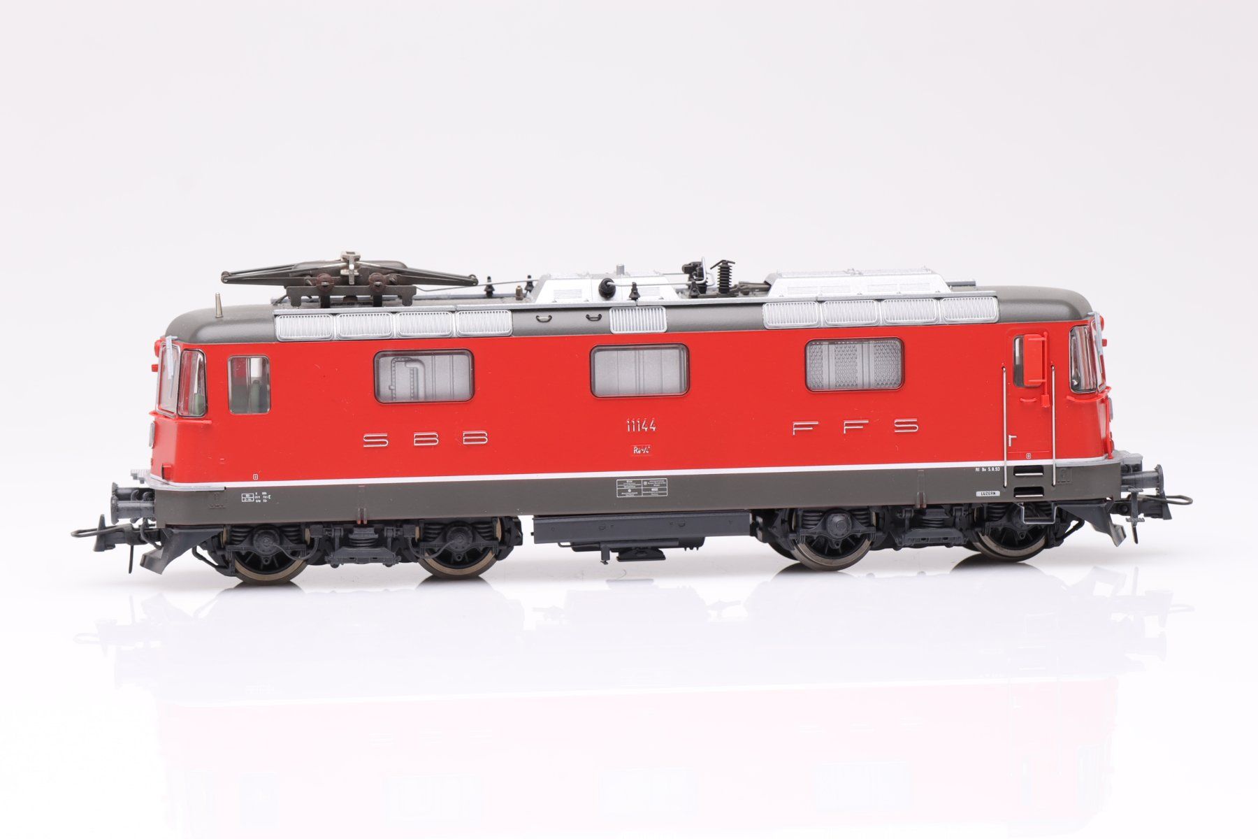 Roco Modellini di ferrovie: Roco SBB Re 4/4" 11144 DC, H0 – Usato da Ried (Muotathal) venduto da Modellbahn.swiss 1