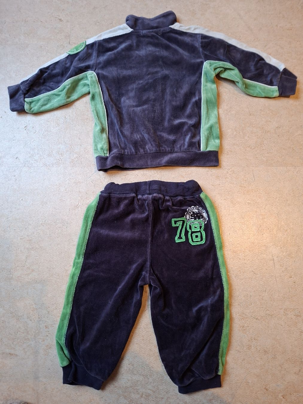 H&M Anzüge: H&M Baby Samt Trainingsanzug Gr. 86 – Gebraucht aus Klingnau von vollmond36 3