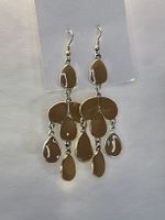 Boucles d'oreilles pendantes originales couleur beige/kaki ✨