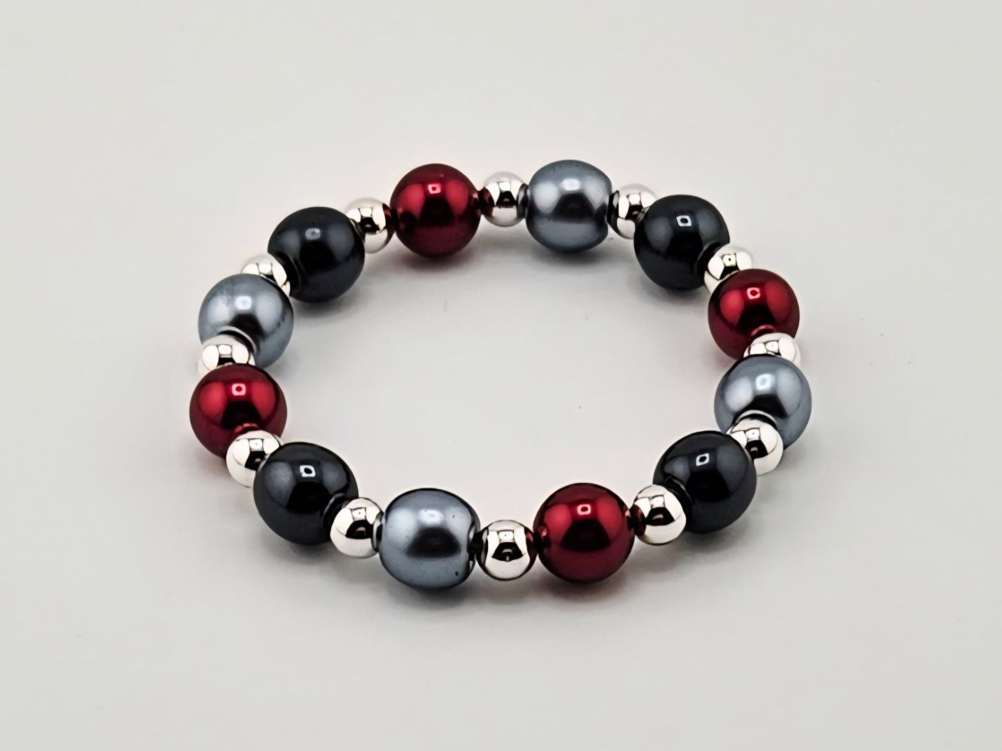 Armbänder & -reifen: Damenarmband Perlen in Anthrazit Grau Rot und Silber – Neu und originalverpackt aus Thalwil von Seesteine 1