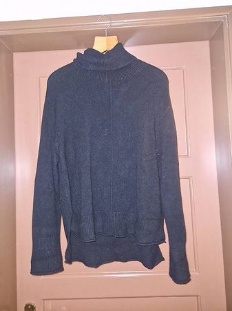 Maglia nera con collo alto e doppio fondo