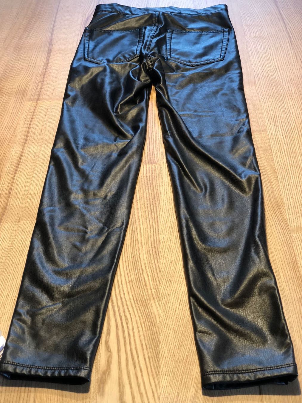 Pantalons: Coole Kunstlederhose Pull + Bear Gr. 34 – D'occasion à Röschenz par Tashroal 1