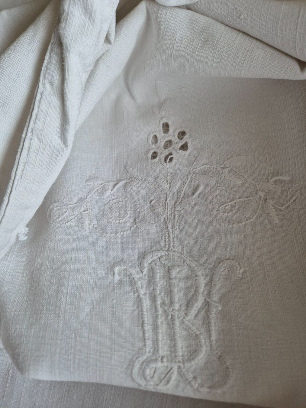Biancheria da letto: Wunderschöne antike Kissenbezug mit Monogramm "MB" – Usato da Bern venduto da aronari 7