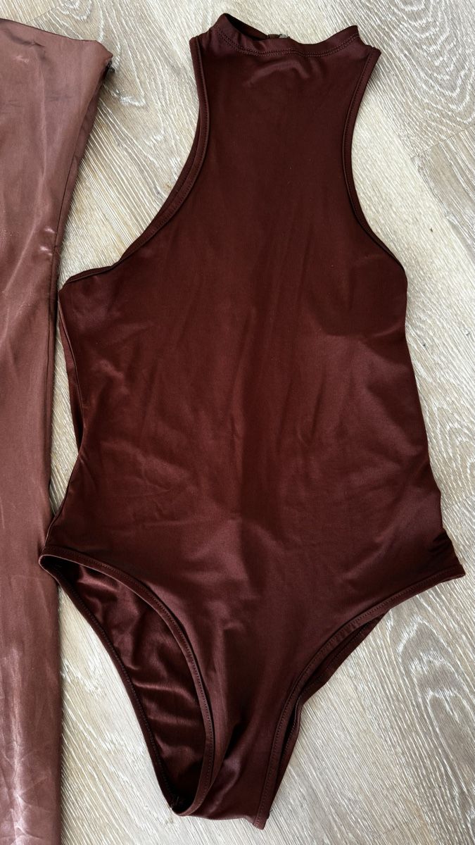 Lots de vêtements: Jupe longue + Body – D'occasion à Corseaux par zetajones01 2