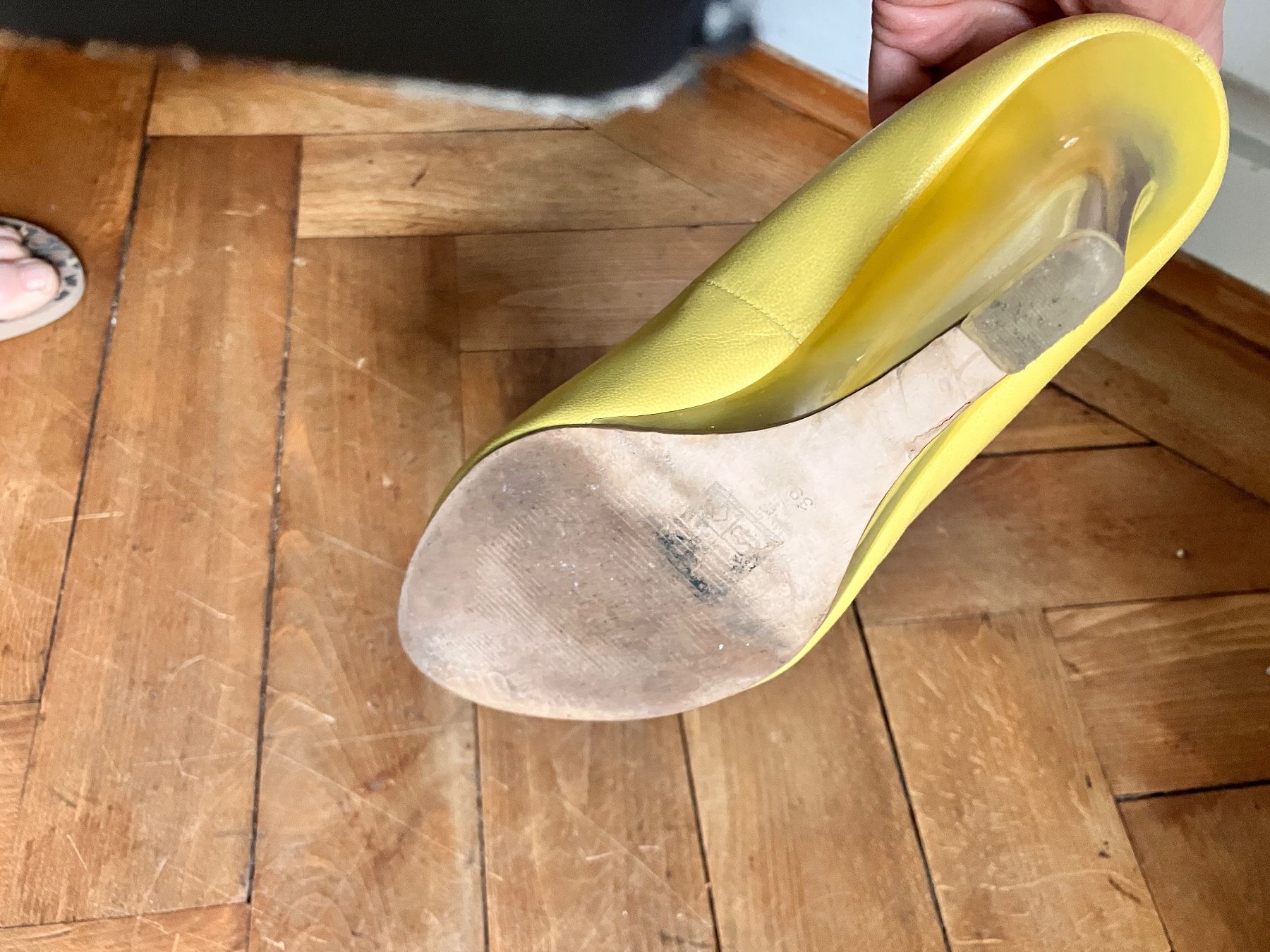 Guess Damenschuhe: Highheel/Pumps mit Keilabsatz v. Guess hellgelb Gr. 39 – Gebraucht aus Zürich von amarelapreto 7