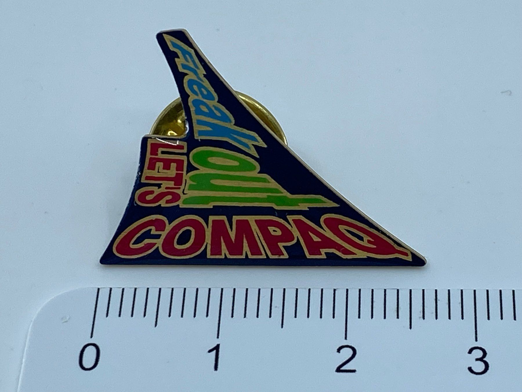 Placchette & Badge: Vintage PIN Lets Freak out Compaq - seltener Computer PIN – Nuovo e nell'imballaggio originale da Langwiesen venduto da Restposten-24 3