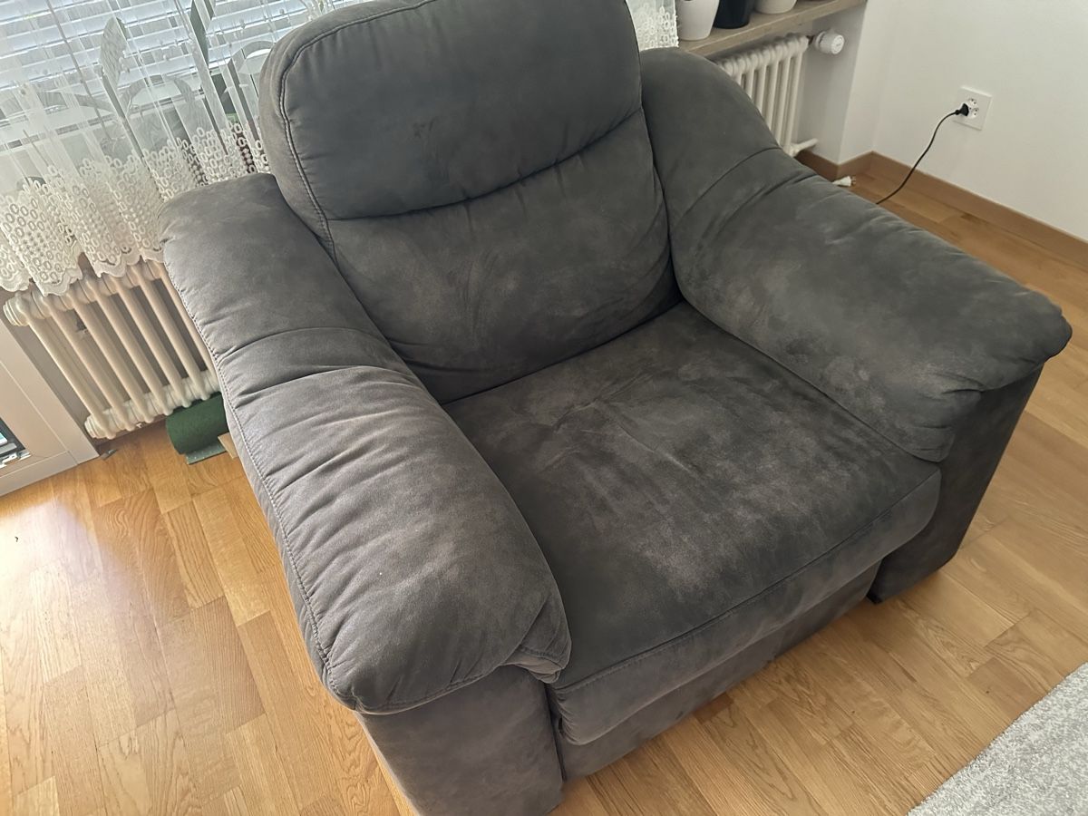 Divani: Sofa 3-2–Sitzer mit Relaxfunktion dunkelgrau Stoff – Usato da Kloten venduto da digi-Galaxy 2