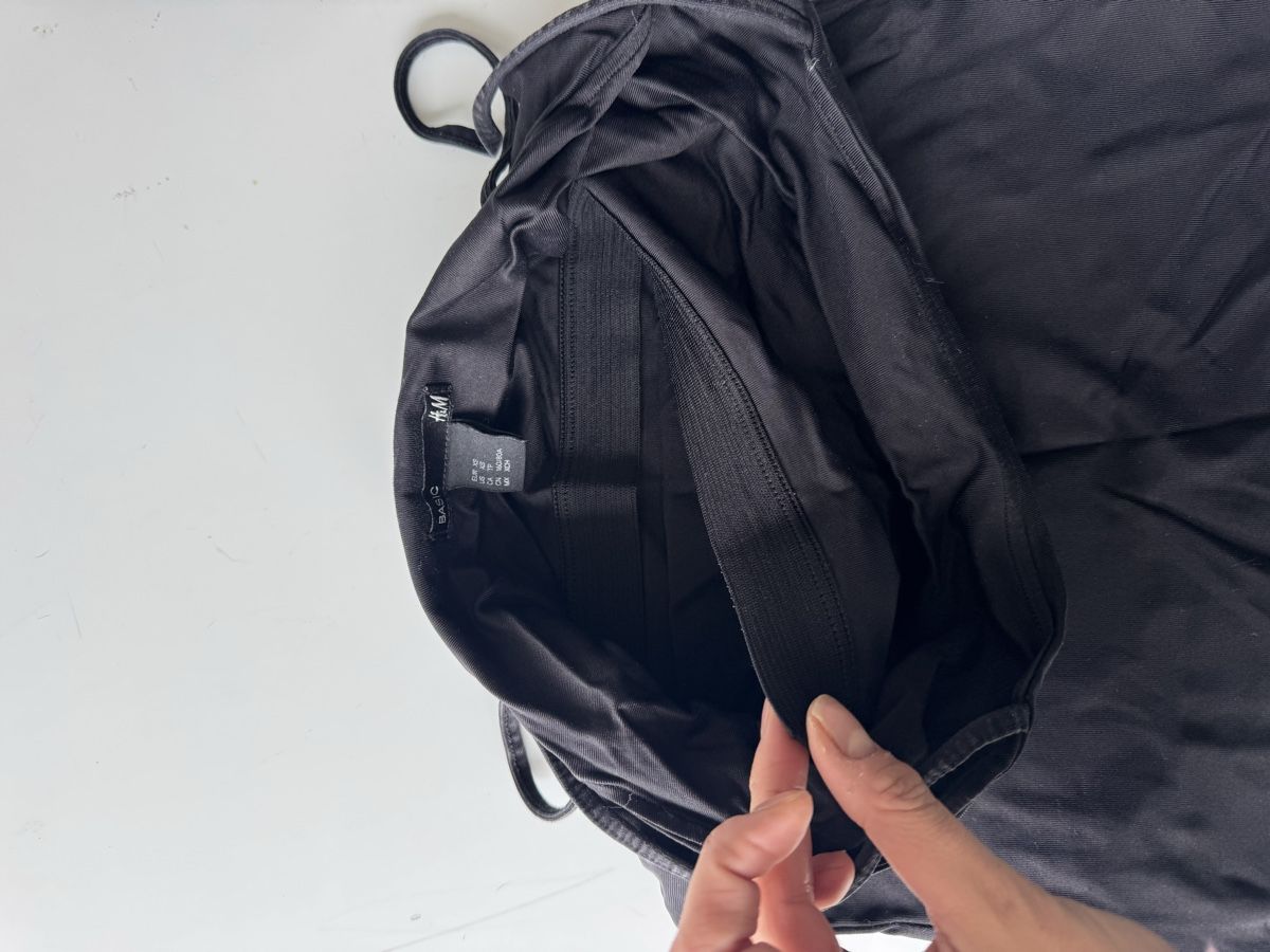 H&M Top: stretchy tight black spaghetti top – Usato da Zürich venduto da forestF4iry 1