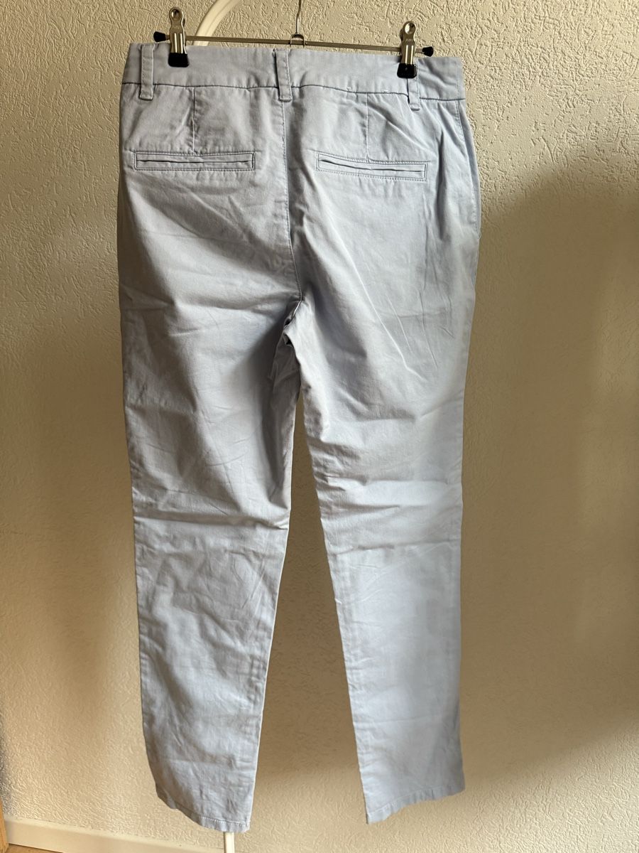 C&A Pantaloni: Pantalon chino bleu clair C&A, t.36/S – Usato da Tavannes venduto da Thriftshop 1