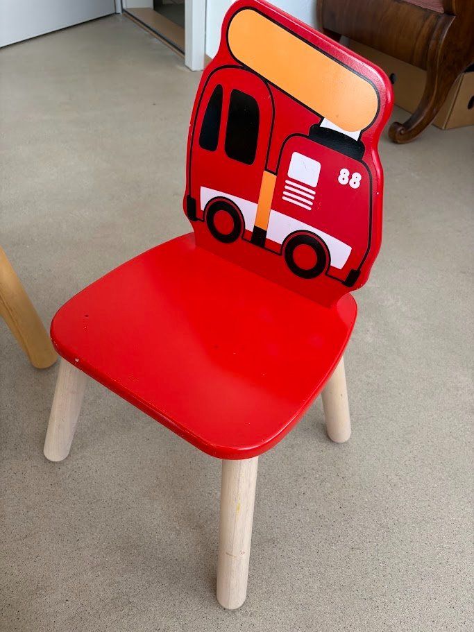 Tables: Kindertisch aus Holz mit 4 Stühlen – D'occasion à Altdorf UR par Regulo 3