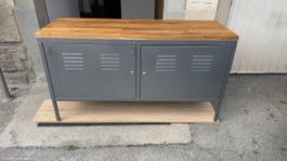 Metallschrank mit massiver Eichenholzplatte 