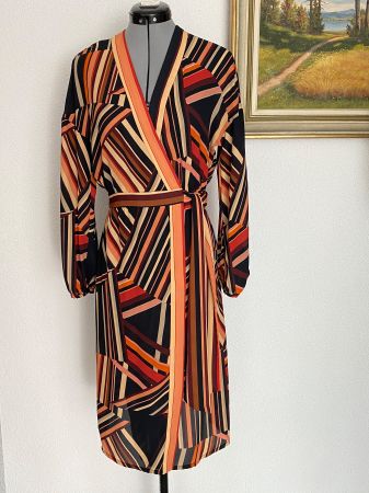 Schönes Wickelkleid mit speziellem Muster, Grösse 36