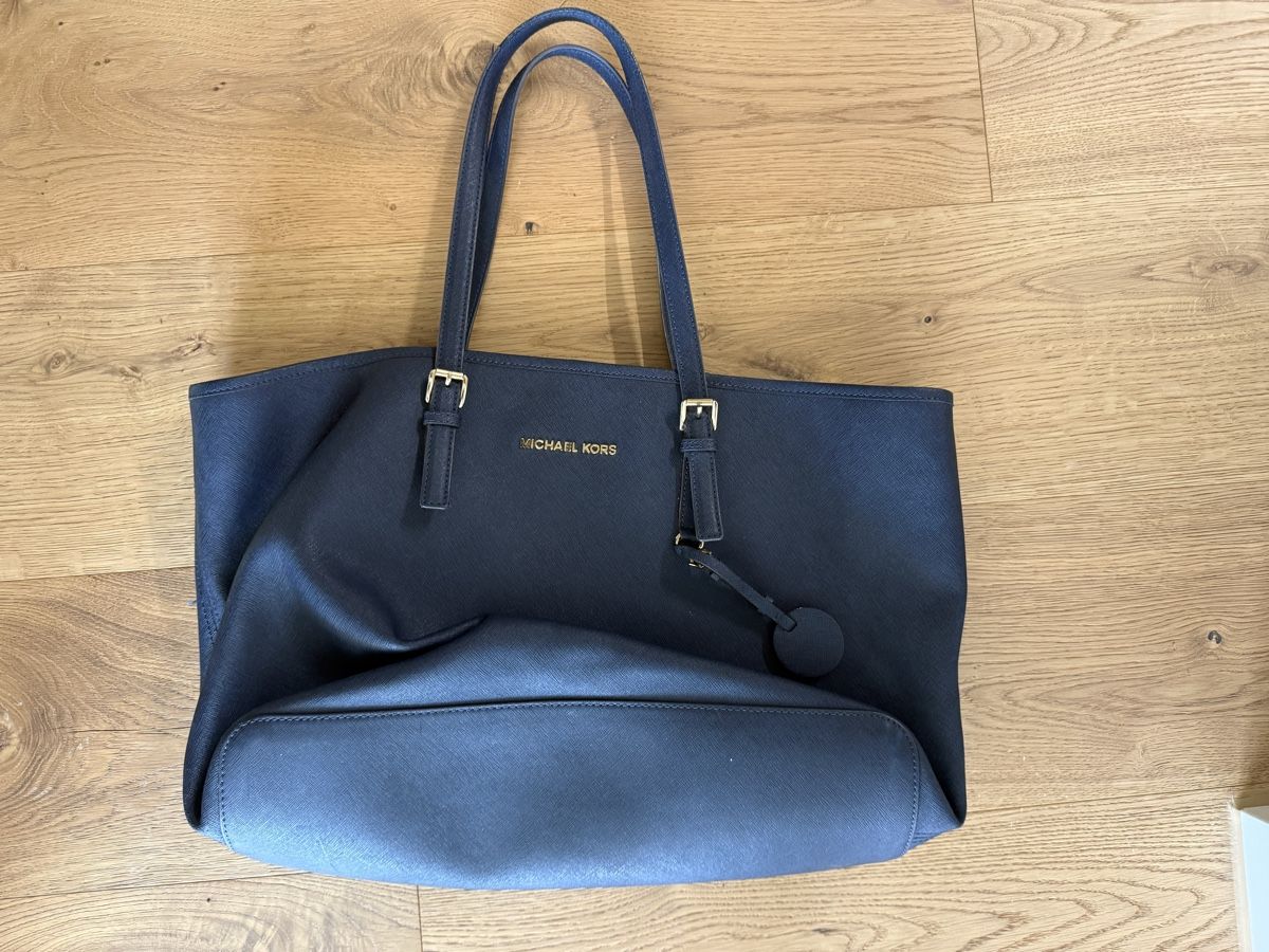 Michael Kors Borse da donna: Michael Kors Tasche Tote dunkelblau  – Usato da Weggis venduto da Moitie-Moitie