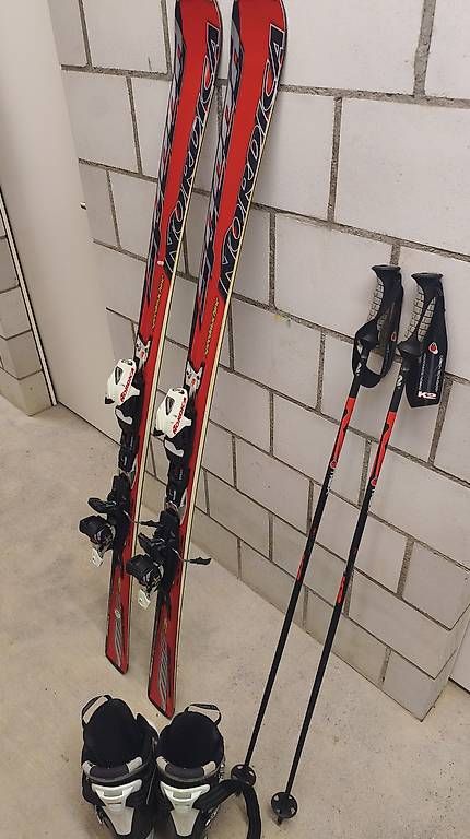 Sci: Ski mit stöcken und schuhe – Usato da Walliswil b.Wangen venduto da ismhi