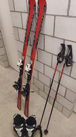 Ski mit stöcken und schuhe