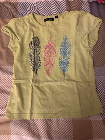 T-shirt enfant Blue Seven avec plumes rose, bleu et noir 