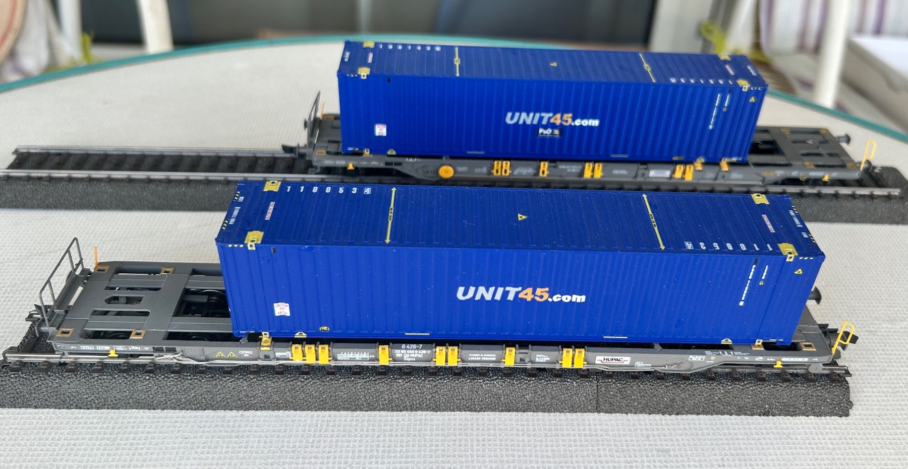 Kombimodell Modellini di ferrovie: Hupac T4/T4.1 mit Unit.45 Container von Kombimodell DC – Usato da Adliswil venduto da Member25432