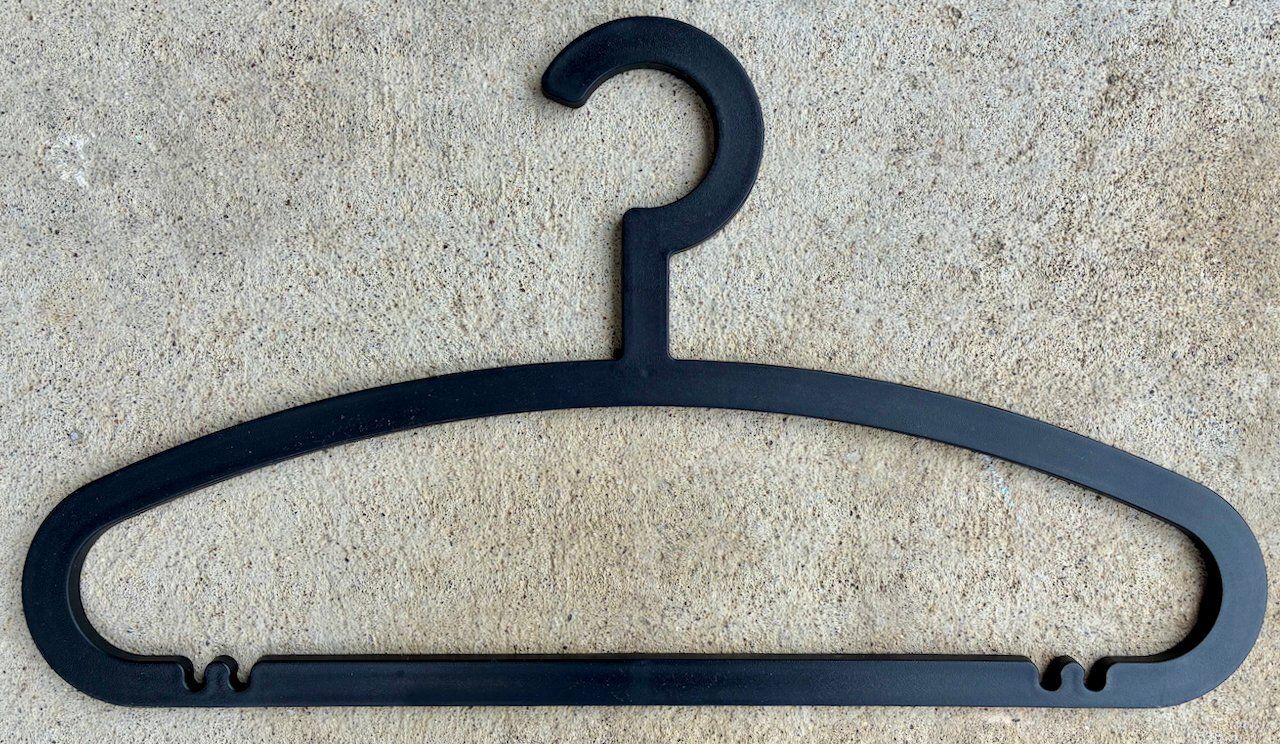 49 Kleiderbügel, Kunststoff, IKEA, schwarz (Gebraucht) in Wettingen für CHF 5 – mit Lieferung auf Ricardo kaufen