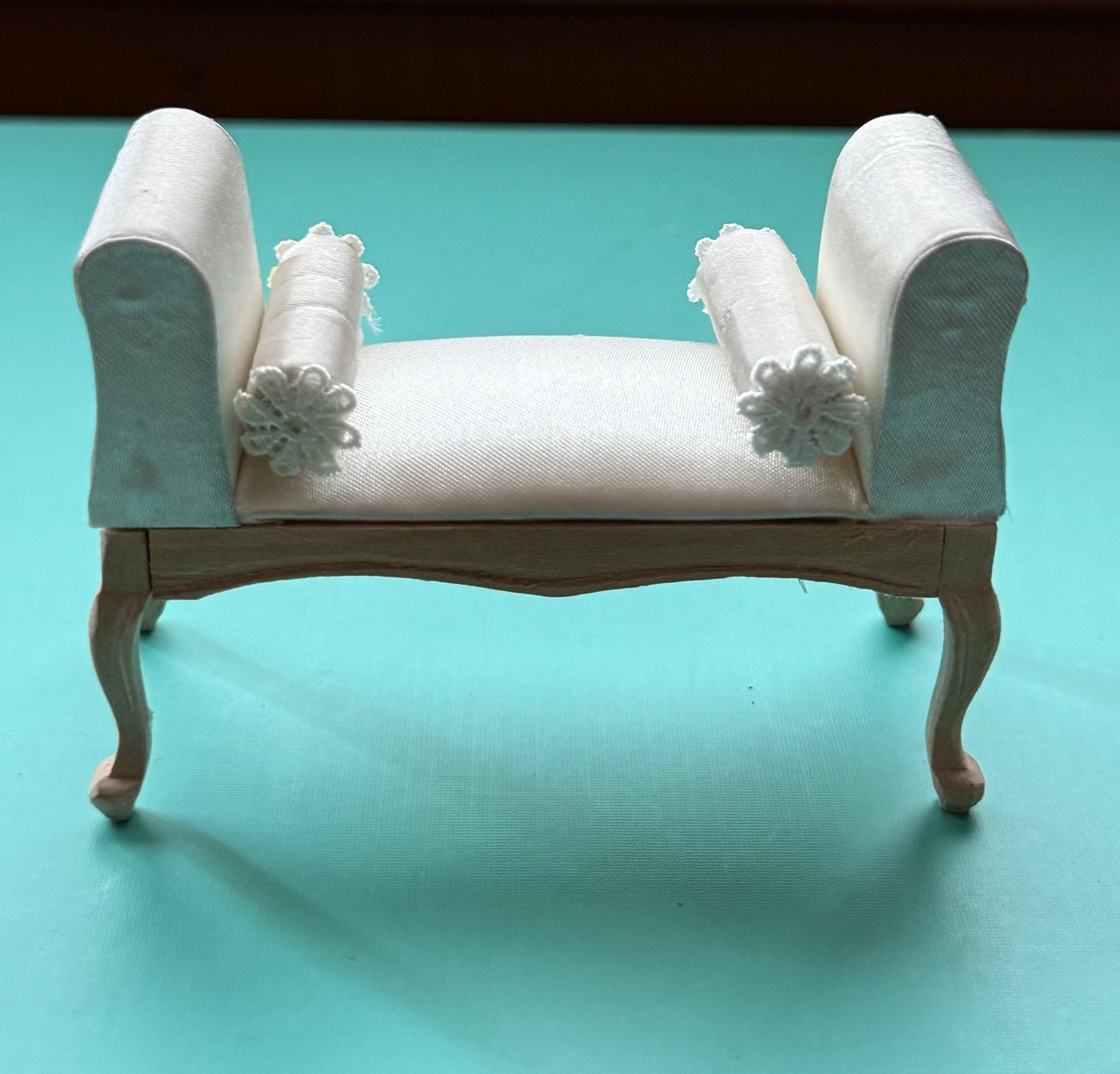 Case e mobili per bambole: Fenstersitz George III England – Nuovo e nell'imballaggio originale da Grabs venduto da Puppestuebli 2