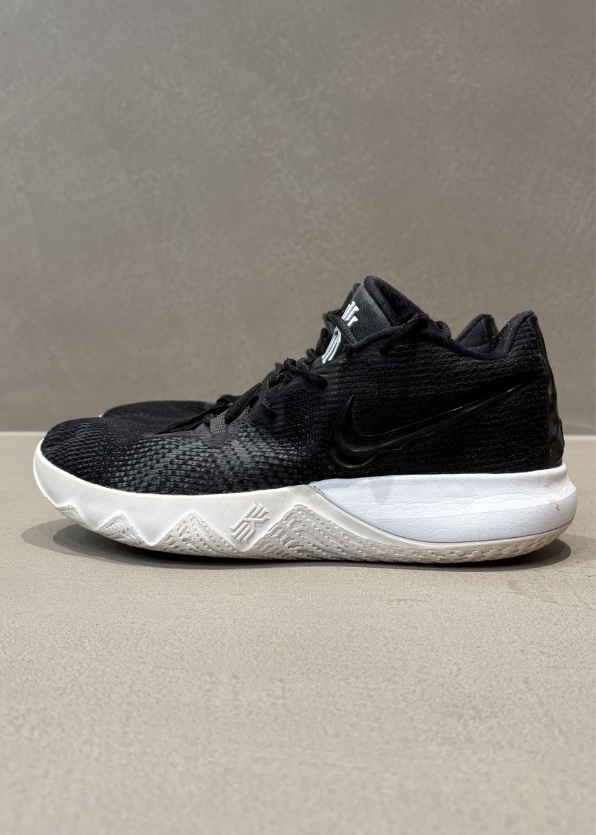 Nike Scarpe da uomo: Nike Kyrie Low Basketballschuh – Usato da Gachnang venduto da noe_yrv5 1