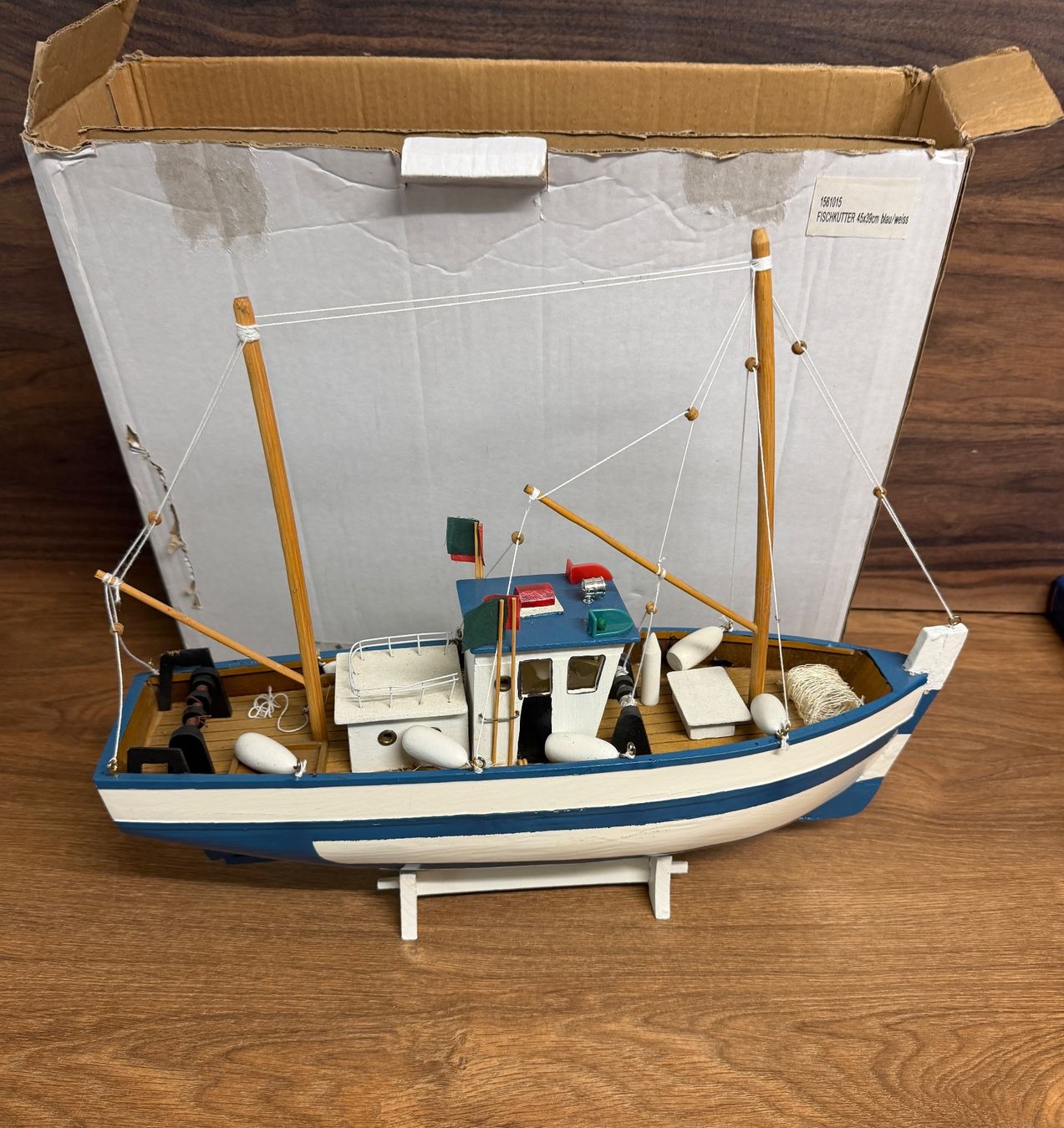 Modellismo RC: Modellboot Fischkutter blau weiss mit Ständer Neu Zustand – Nuovo (secondo la descrizione) da Nussbaumen AG venduto da olitech5415