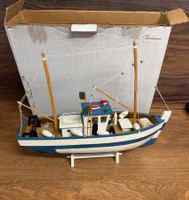 Modellboot Fischkutter blau weiss mit Ständer Neu Zustand