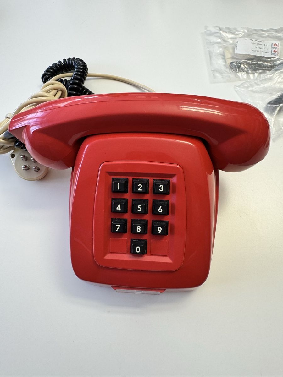 Telefone: Vintage Festnetz Telefon – Gebraucht aus St. Gallen von Julesgaston 1