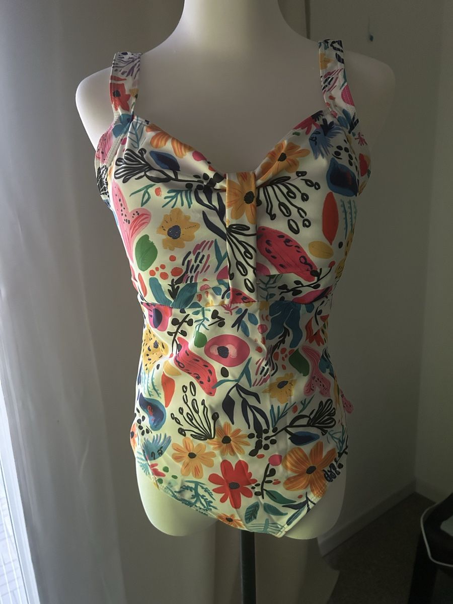 Costumi da bagno & Bikini: Sommerlicher Badeanzug mit Blumenmuster, Grösse L – Nuovo e nell'imballaggio originale da Bettlach venduto da Aresdiego