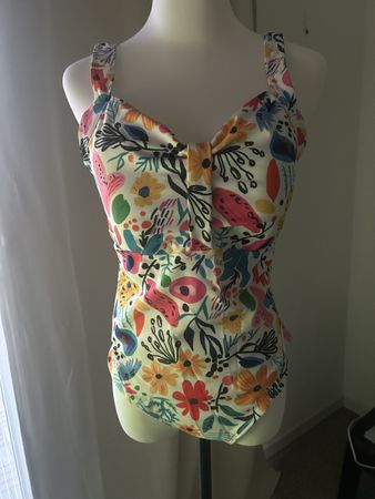 Sommerlicher Badeanzug mit Blumenmuster, Grösse L
