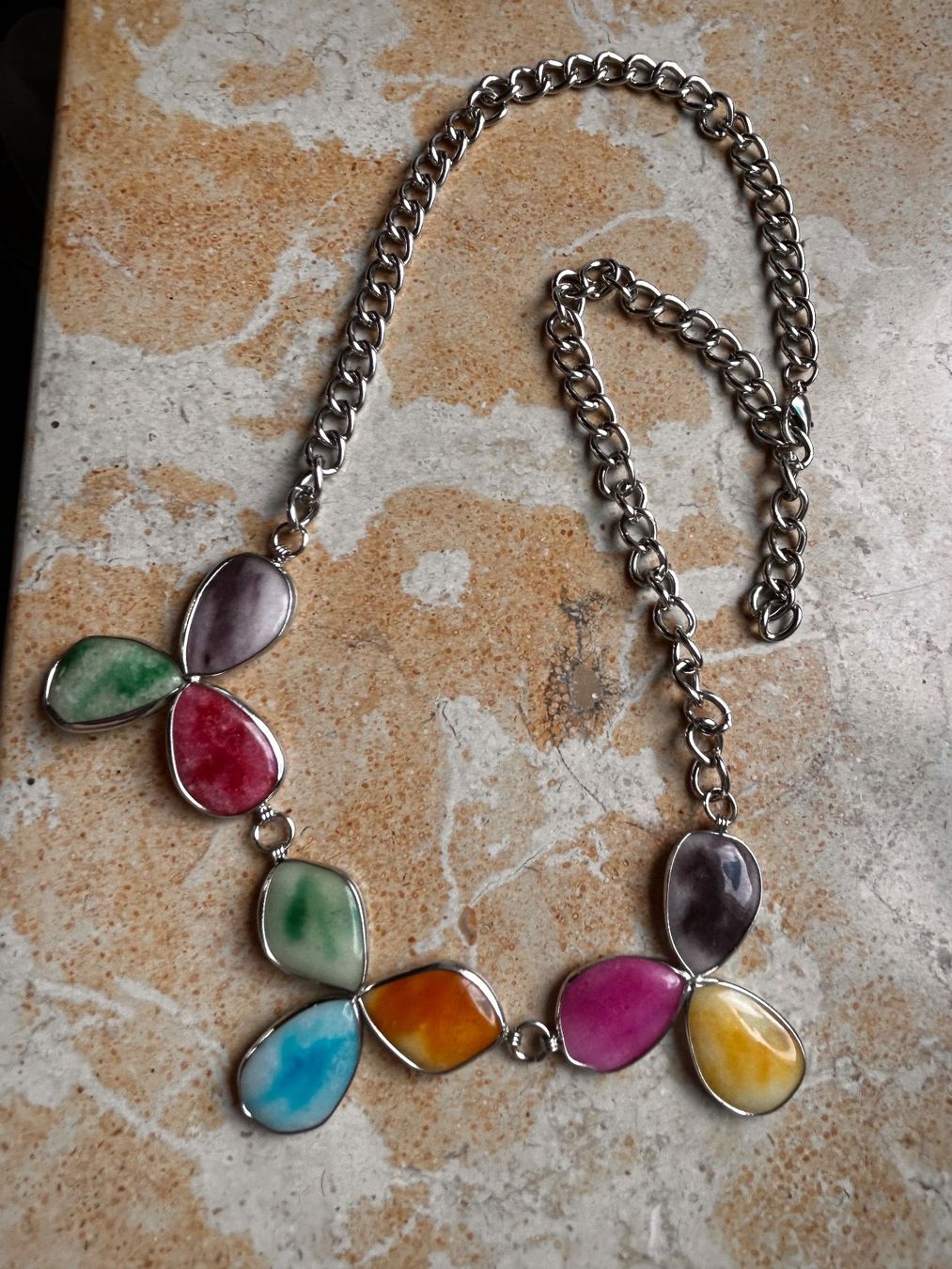 Ketten: Fröhlich bunte Kette mit farbigen Steinen (ca.60cm) – Gebraucht aus Dittingen von Bijoubelle 5