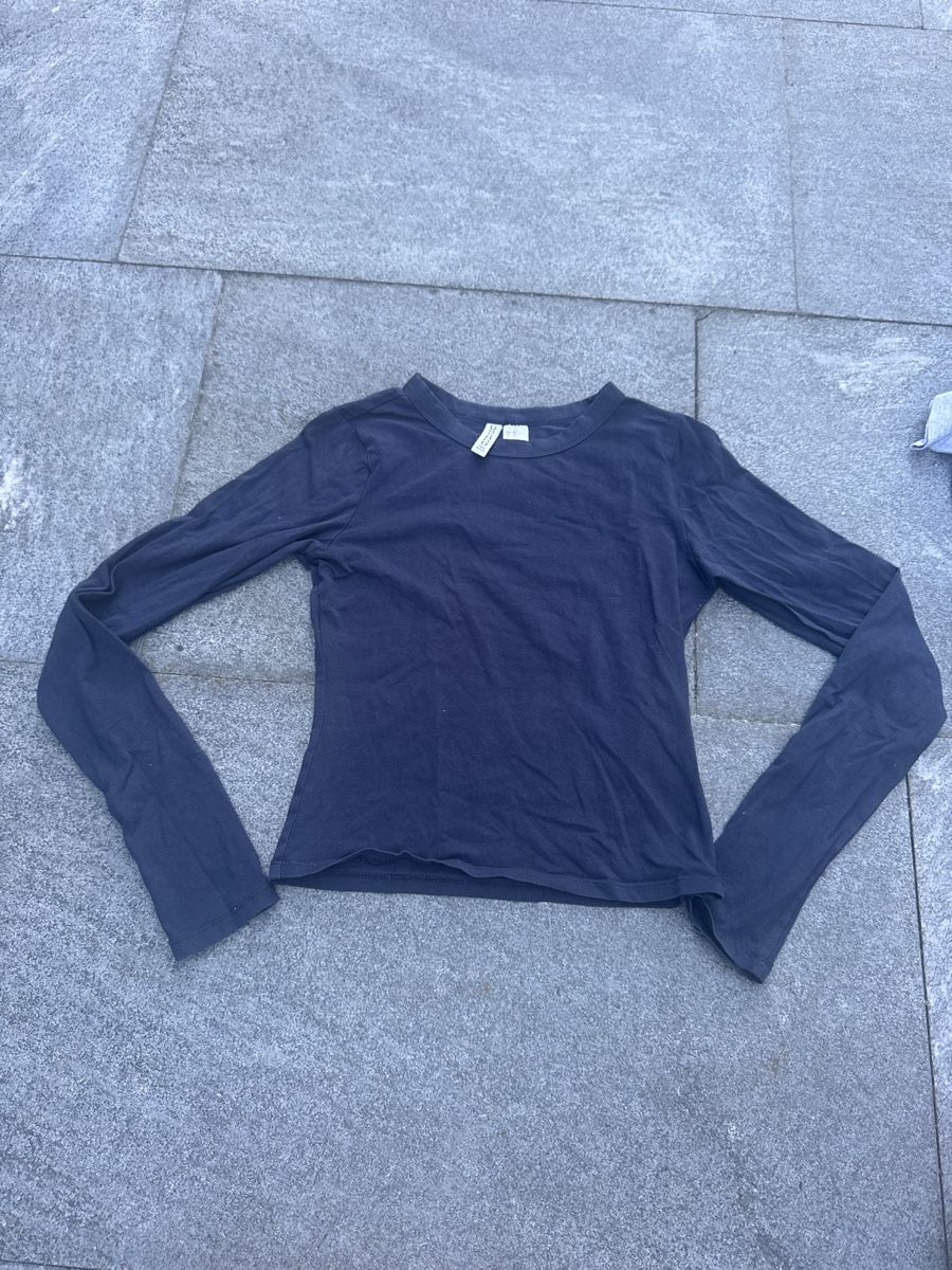 H&M T-shirt: Dunkles Langarmshirt von H&M Divided Size XS – Usato da Muri b. Bern venduto da ann_g287