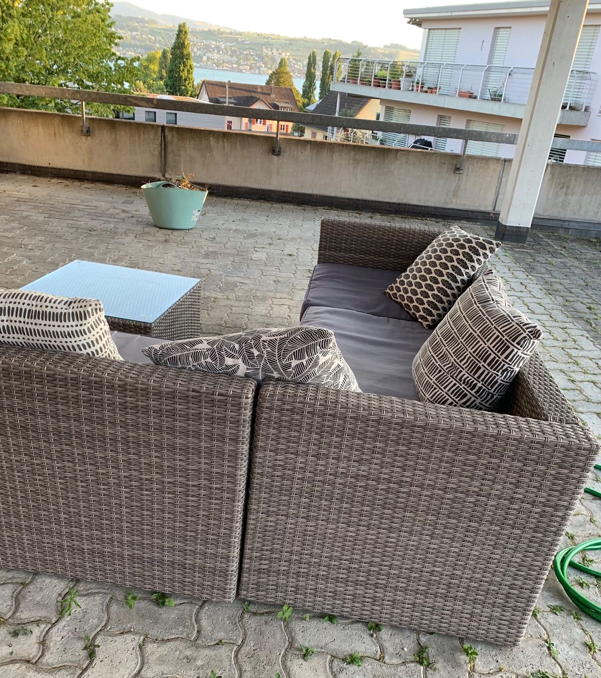 Set di tavolo e panche: Rattan Ecklounge 3-teilig für Garten oder Balkon – Usato da Männedorf venduto da jules_acer
