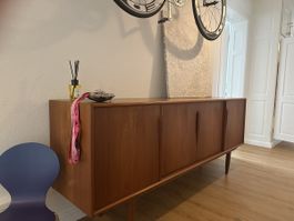 Massivholz-Kommode im Mid-Century Design