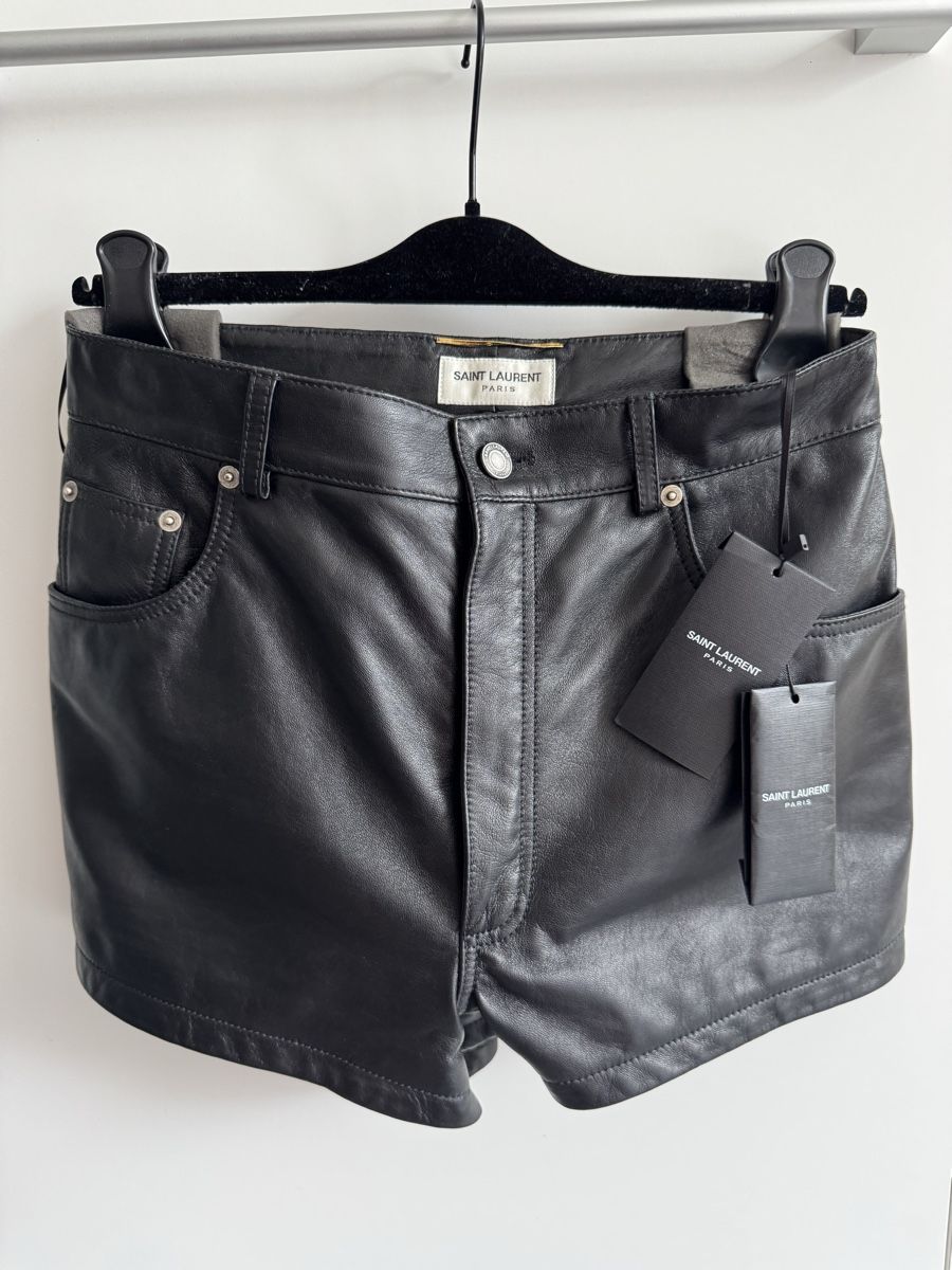 Saint Laurent Pantaloni: Saint Laurent Black Leather Shorts New – Nuovo e nell'imballaggio originale da Zug venduto da dadadel