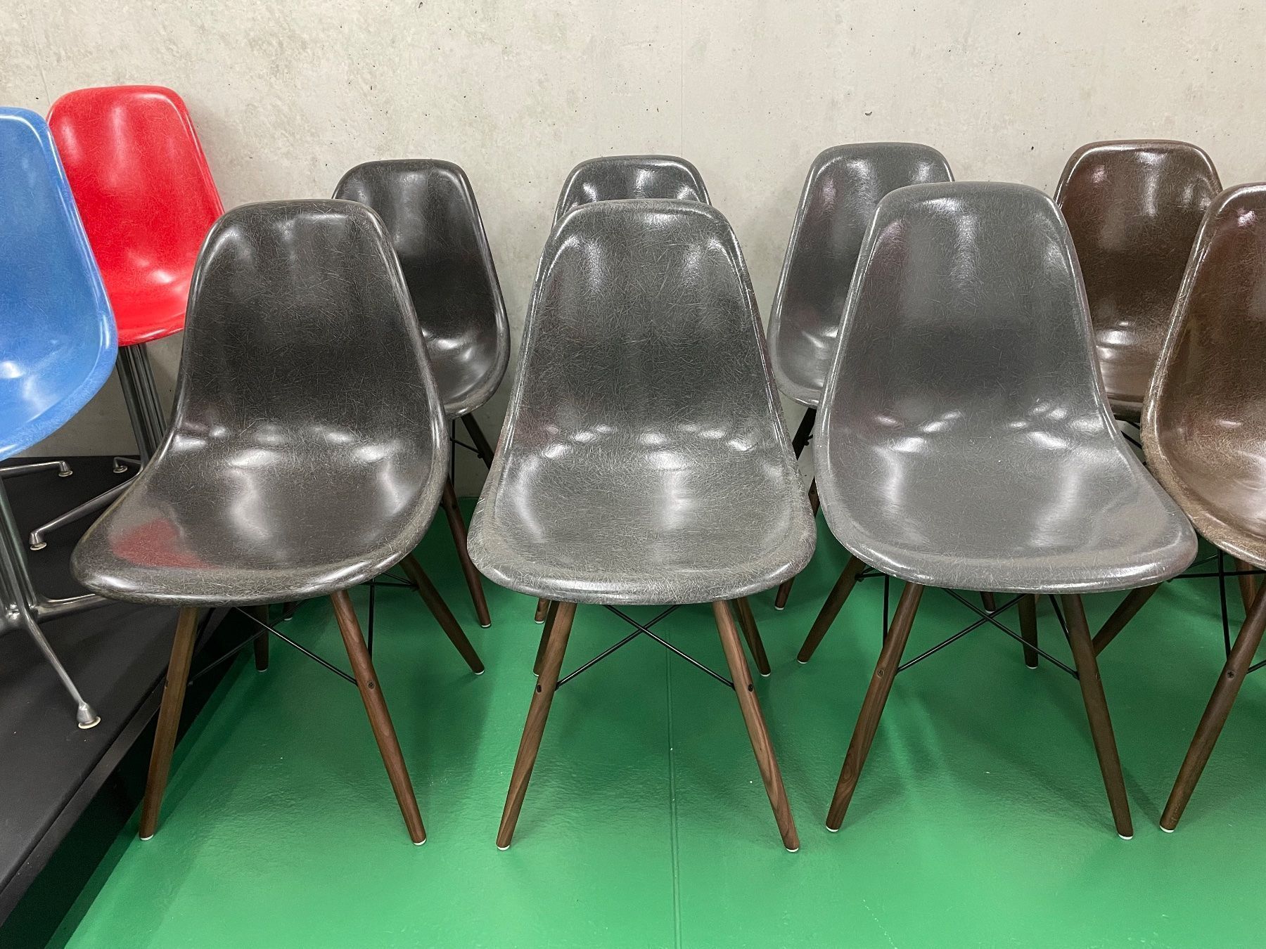 Eames Sedie: Eames Side Chairs elephant grey – Usato da ipsach venduto da Latigo 3