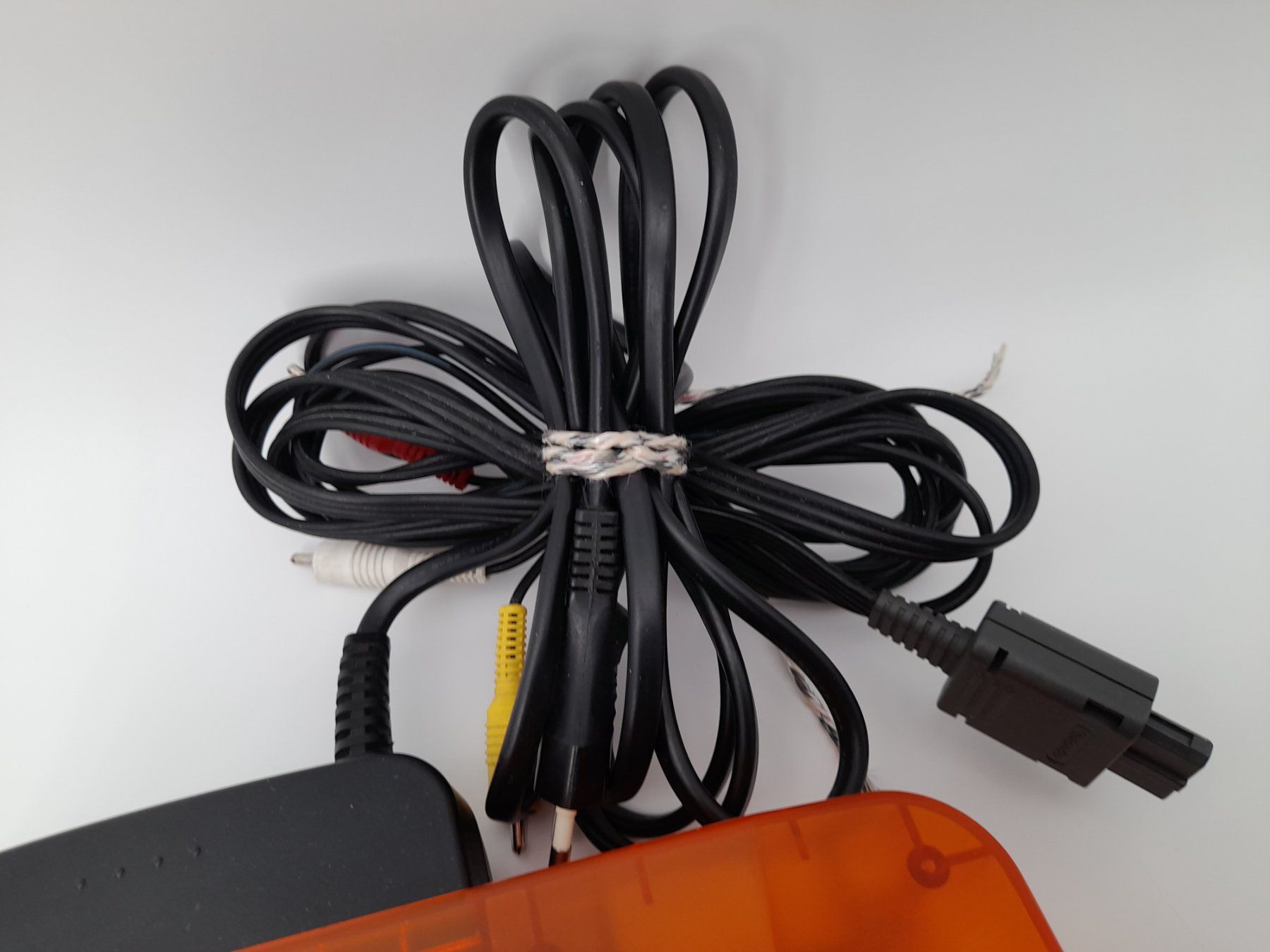Nintendo Console: Console Nintendo 64 Orange avec 2 manettes – Usato da Delémont venduto da Loccaze2015 5