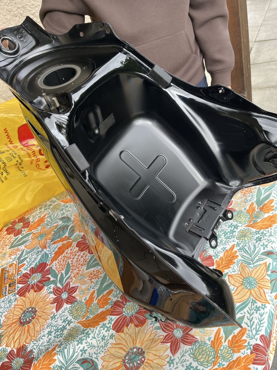 Suzuki Tutti i ricambio per moto: Tank Suzuki v Strom 650 – Usato da Langenbruck venduto da cde_tx7d 7