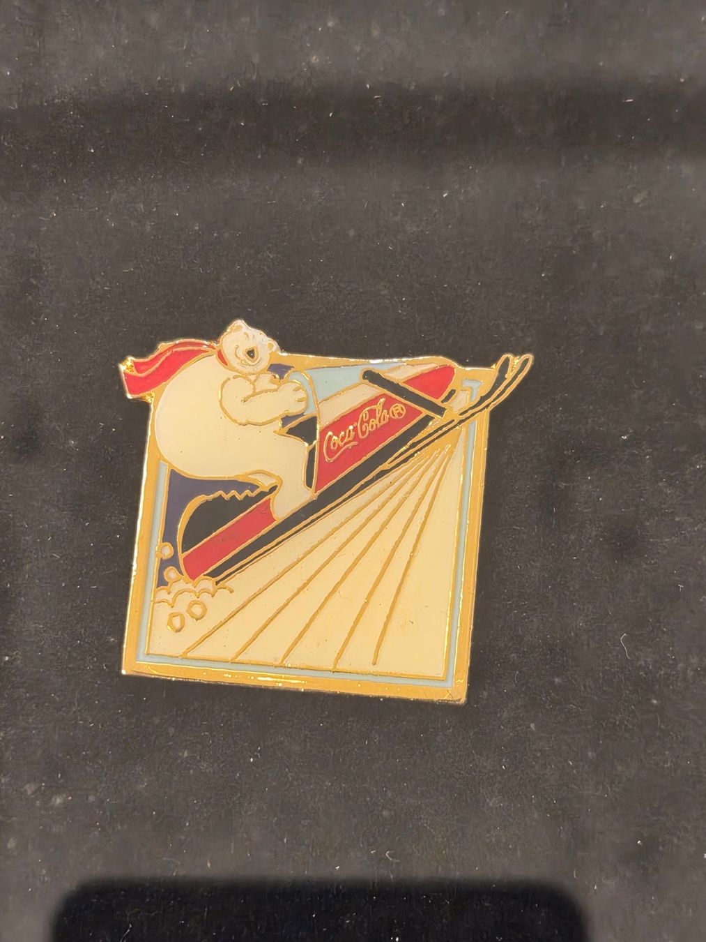 Coca-Cola Placchette & Badge: Pin Brosche Badge goldfarben, 10 Stk, Coca Cola – Nuovo (secondo la descrizione) da Pratteln venduto da Dollshop 9