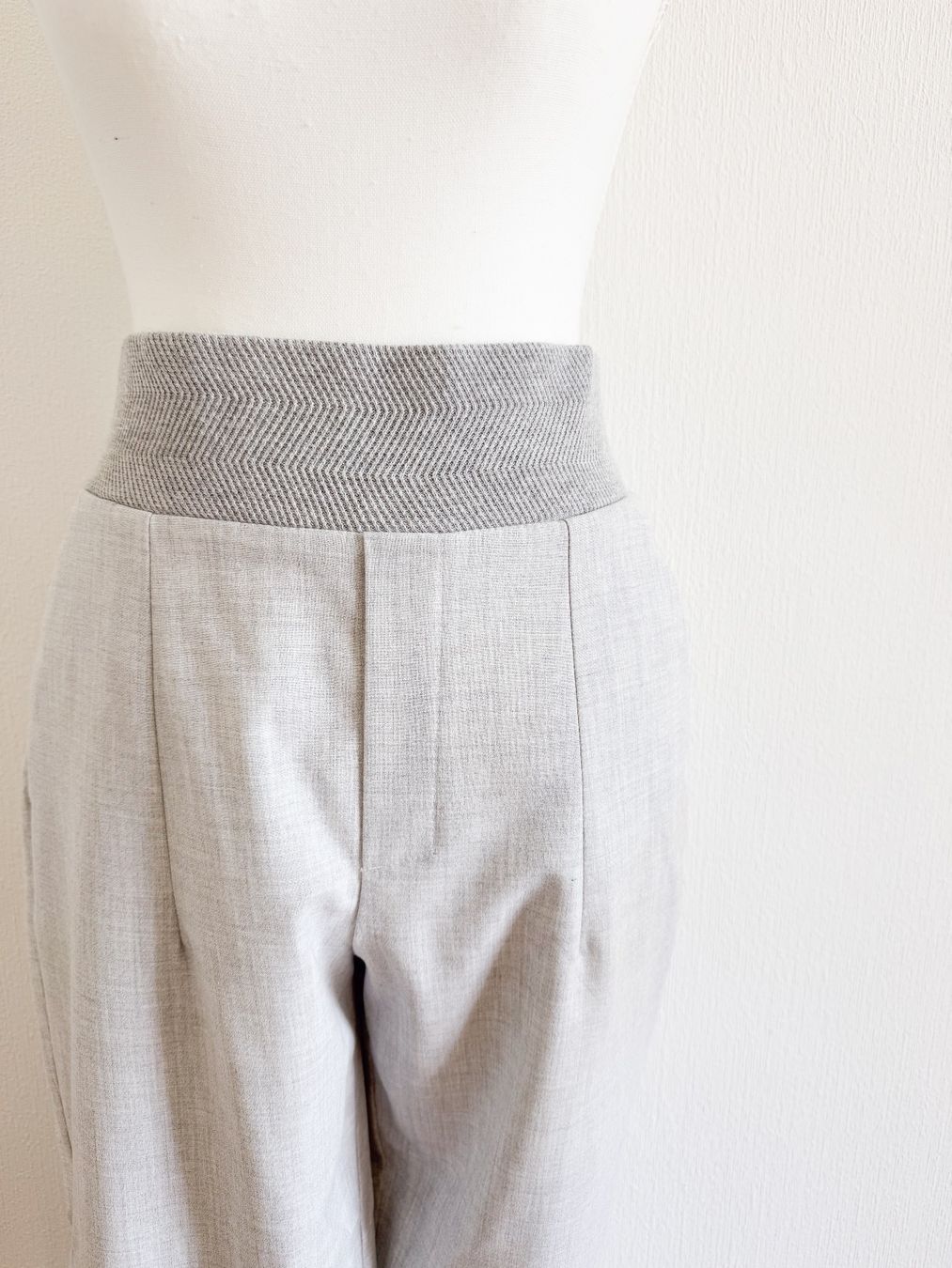 Pantaloni: Pantalon gris léger – Usato da Lausanne venduto da Greenbyaudrey