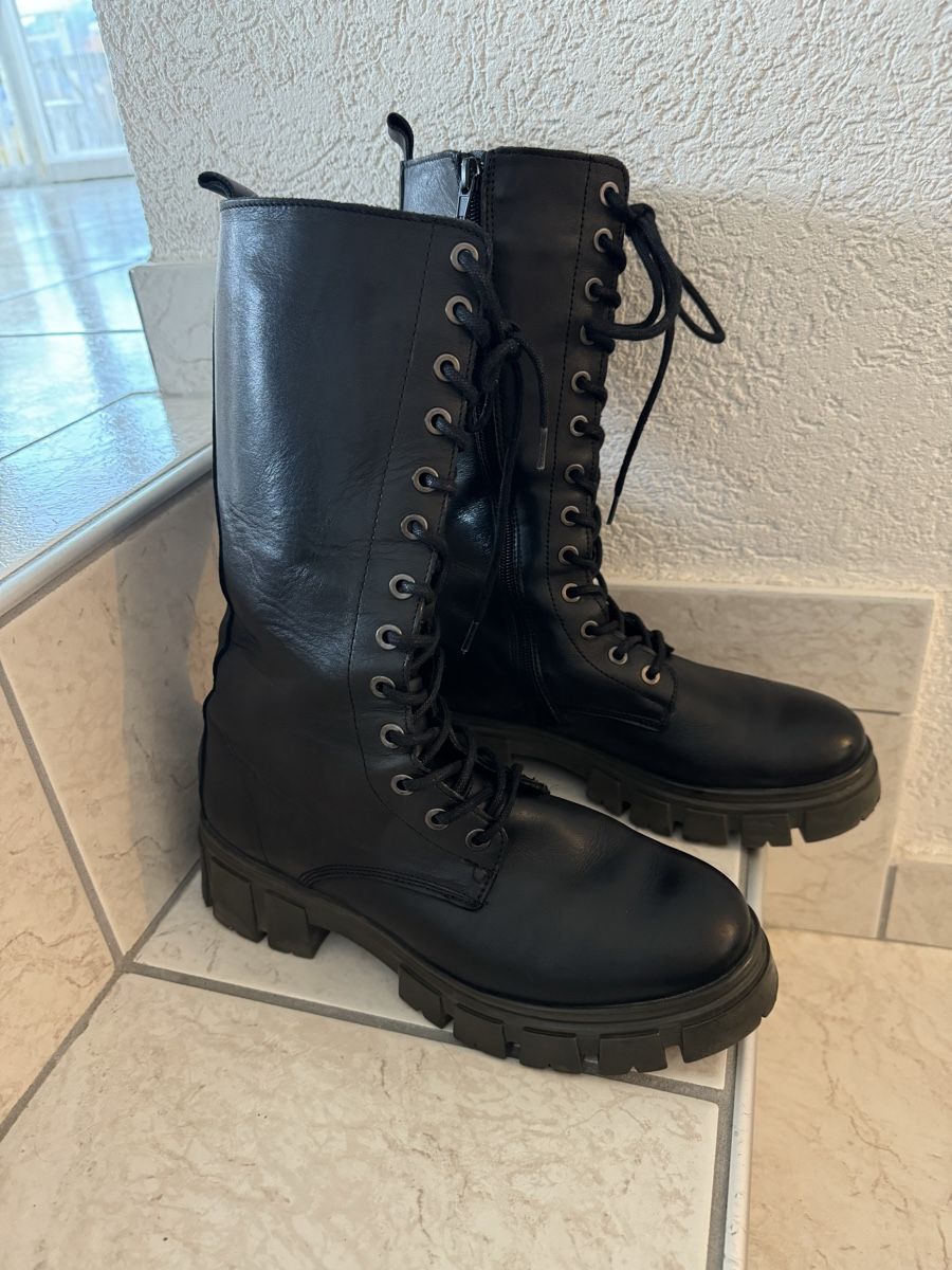 Scarpe da donna: Bottes en cuir – Usato da Choëx venduto da nad_x9m5